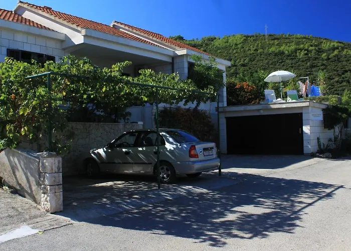 With Parking Spaces Zrnovska Banja, Korcula - 9226 Zrnovo